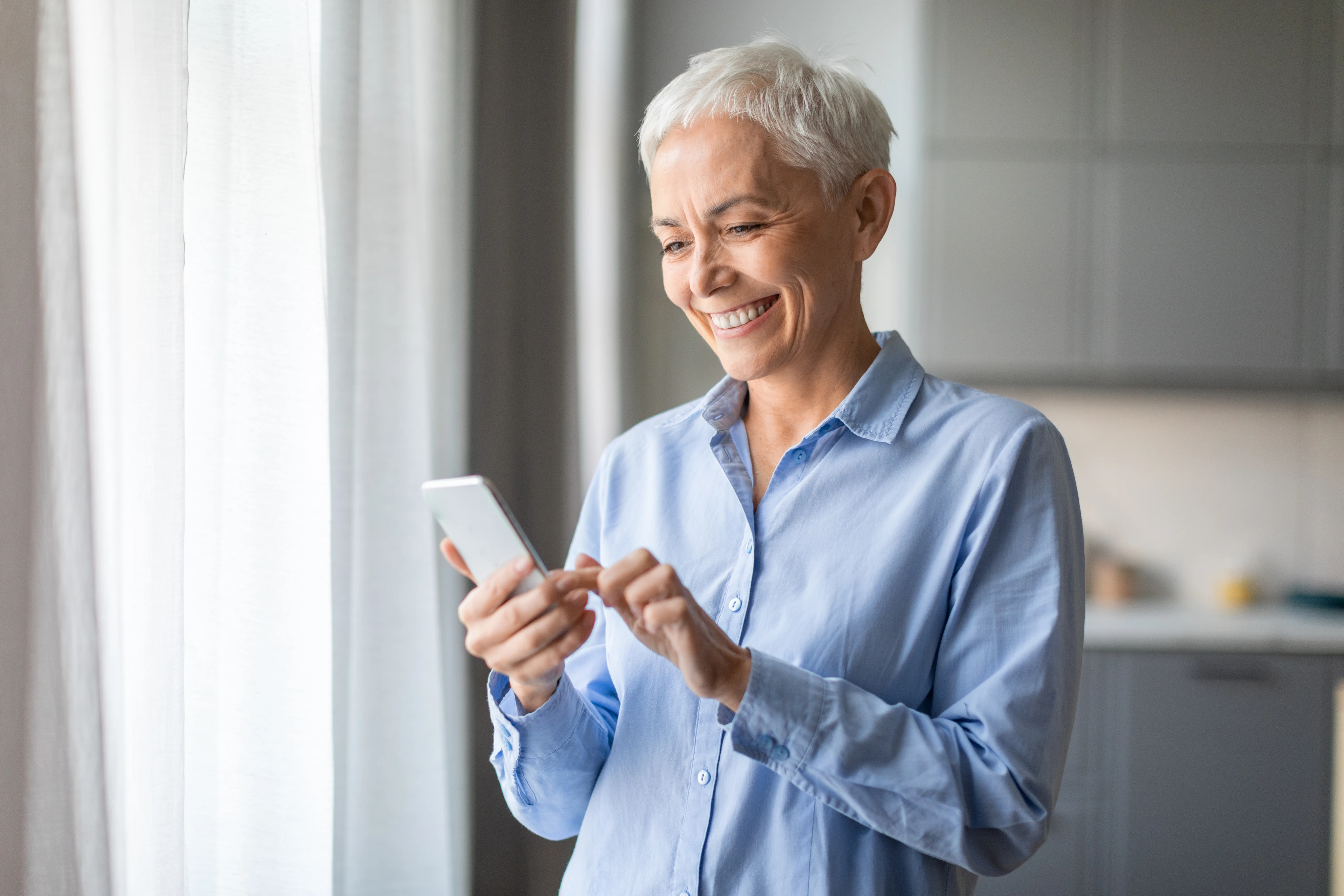 Mujer utilizando la aplicación Dr.United desde su teléfono